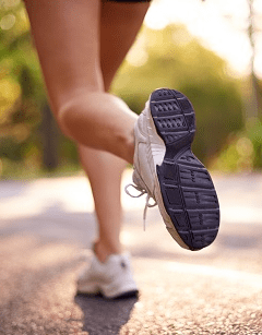 Bei langen Läufen oder neuen Schuhen entstehen schnell Blasen. Das kann z.B. beim Joggen sein.